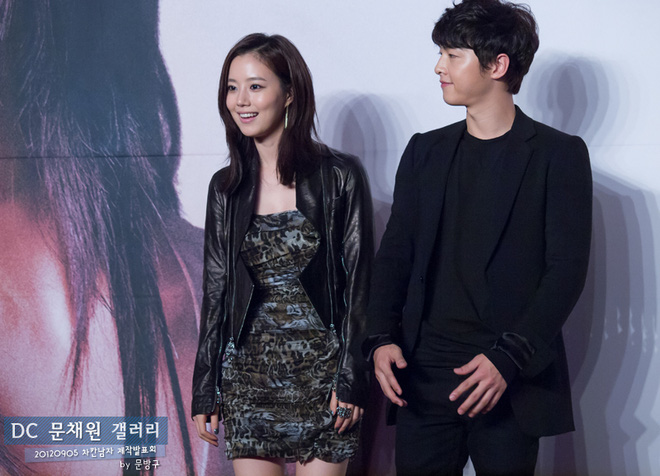 Nhìn lại mới thấy Song Joong Ki vẫn luôn phân biệt đối xử Song Hye Kyo với các đồng nghiệp nữ khác - Ảnh 25.