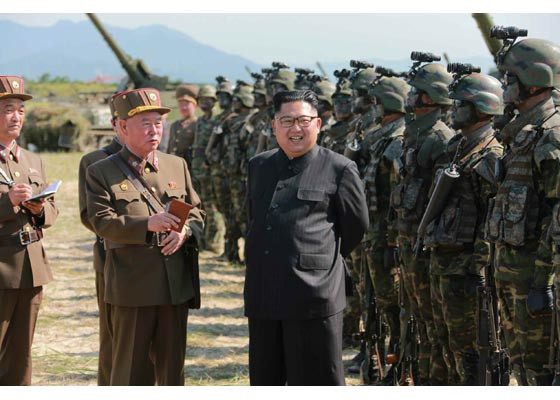 Chủ tịch Kim giám sát quân đội Triều Tiên tập trận chiếm đảo - Ảnh 25.