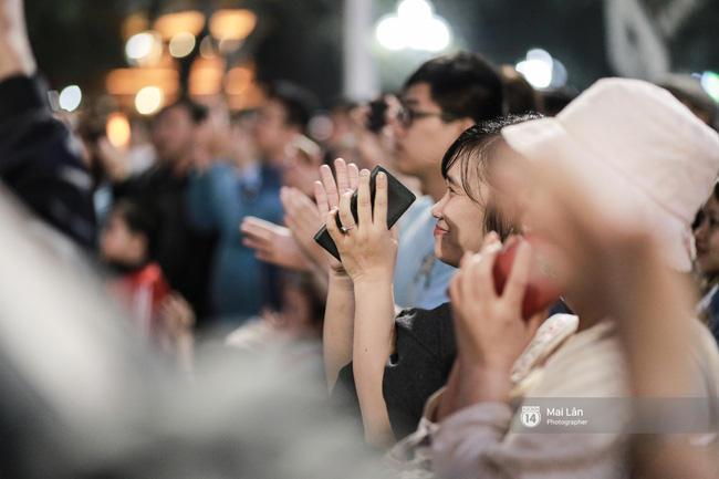 Tối cuối tuần, phố đi bộ Hà Nội vui hơn hẳn với buổi biểu diễn của dàn nhạc giao hưởng London - Ảnh 27.