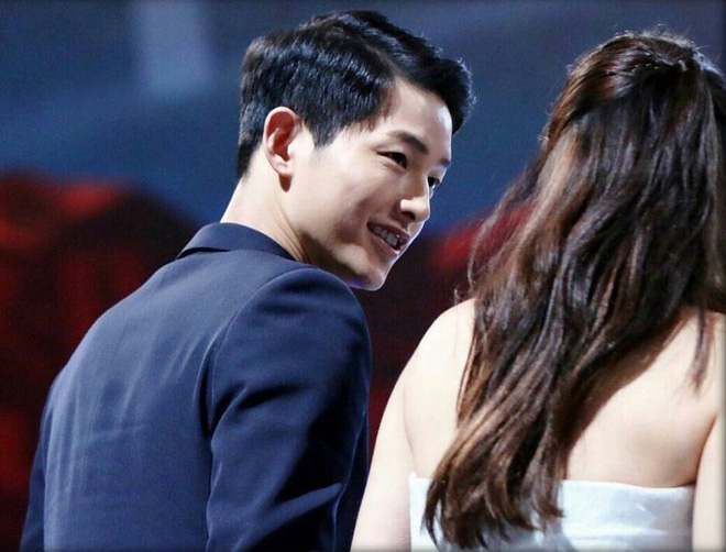 Nhìn lại mới thấy Song Joong Ki vẫn luôn phân biệt đối xử Song Hye Kyo với các đồng nghiệp nữ khác - Ảnh 27.