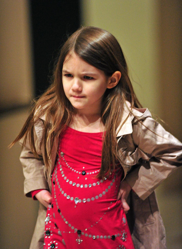 Suri Cruise và Harper Beckham: Hai cô bé nổi tiếng nhất thế giới có tuổi thơ trái ngược - Ảnh 27.