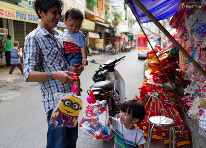 Chùm ảnh: Xóm lồng đèn giấy kính truyền thống ở Sài Gòn tất bật mùa Trung thu - Ảnh 27.
