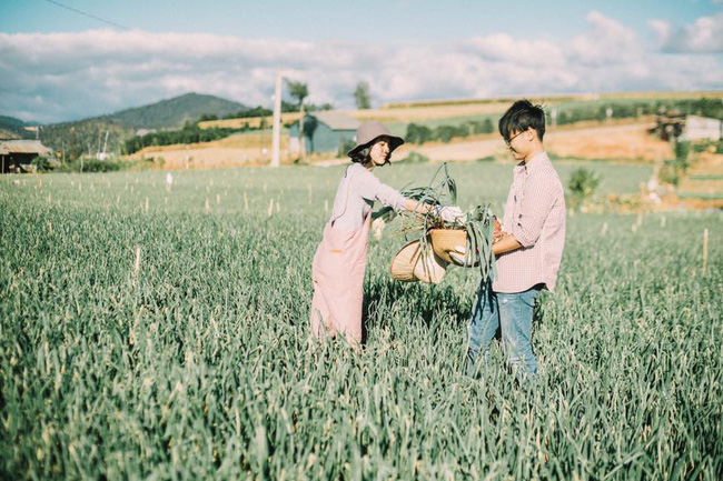 Chỉ cần yêu nhau thật nhiều thì ảnh cưới chụp ở... vườn rau cũng khiến người ta xuýt xoa - Ảnh 28.