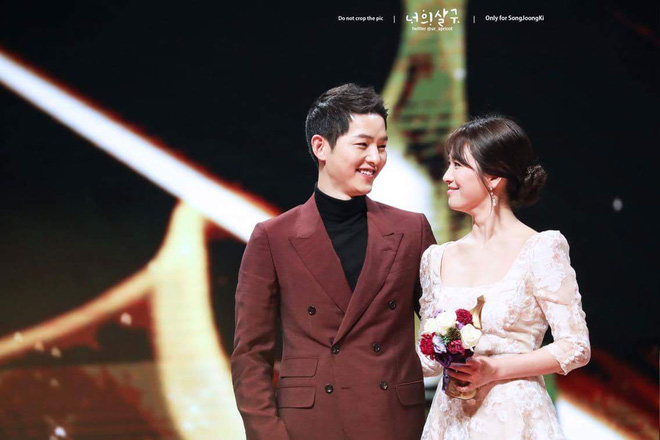 Nhìn lại mới thấy Song Joong Ki vẫn luôn phân biệt đối xử Song Hye Kyo với các đồng nghiệp nữ khác - Ảnh 28.