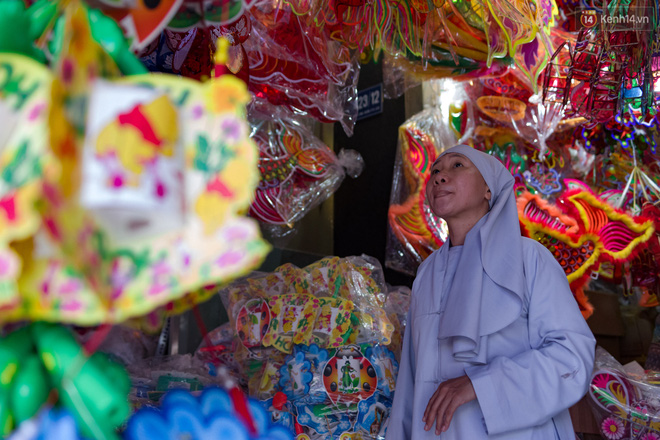 Chùm ảnh: Xóm lồng đèn giấy kính truyền thống ở Sài Gòn tất bật mùa Trung thu - Ảnh 29.