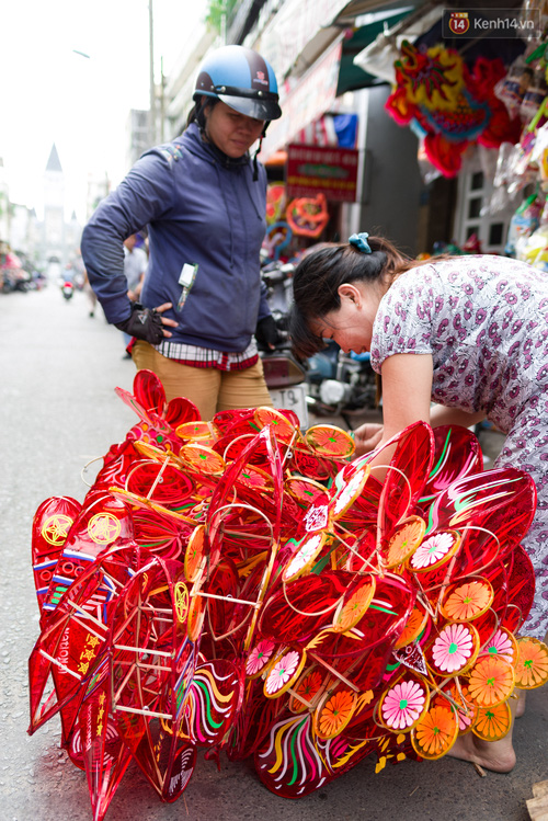 Chùm ảnh: Xóm lồng đèn giấy kính truyền thống ở Sài Gòn tất bật mùa Trung thu - Ảnh 30.