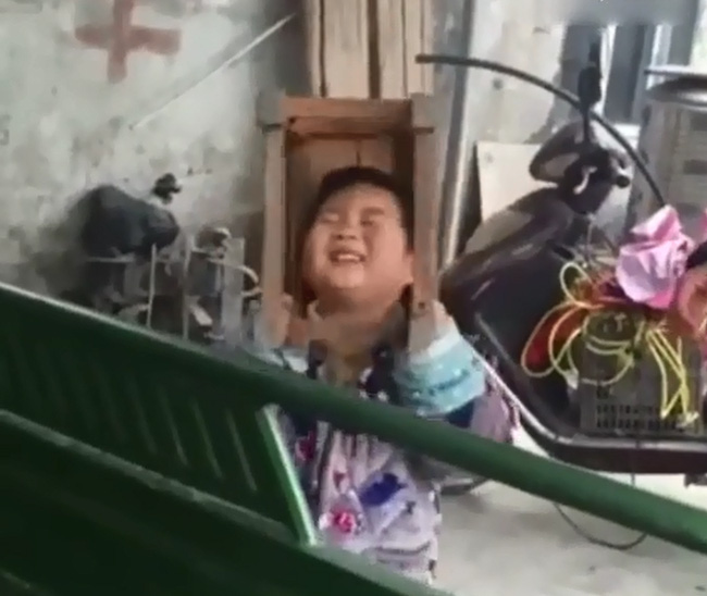 Trung Quốc: Bé trai nghịch ngợm kẹt đầu vào ghế gỗ, người lớn đứng bên cạnh cười sằng sặc - Ảnh 4.