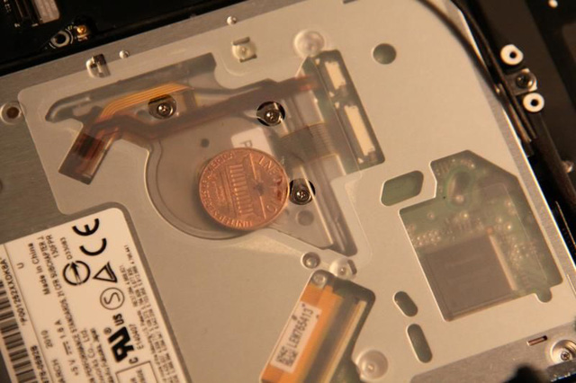 Phát hiện ra những đồng xu kỳ lạ bên trong MacBook của Apple, không ai hiểu tại sao - Ảnh 3.
