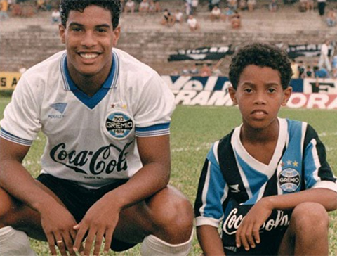 Tâm thư Ronaldinho gửi chính mình năm 8 tuổi: Họ không hiểu vì sao cậu luôn cười khi chơi bóng - Ảnh 4.