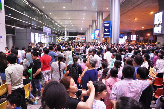 Chen nhau đón người thân tại sân bay Tân Sơn Nhất - Ảnh 4.