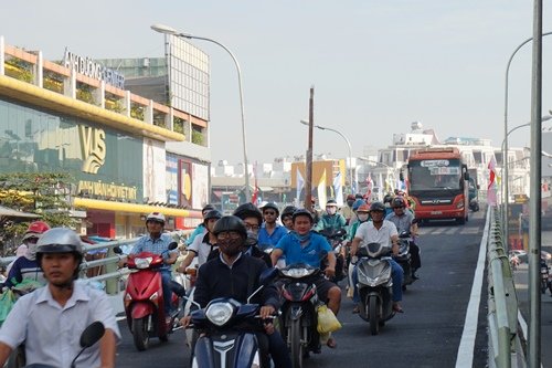 Thông xe cầu vượt 400 tỷ, xóa điểm đen ùn tắc giao thông ở Sài Gòn - Ảnh 2.