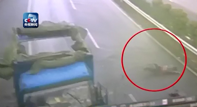 Trung Quốc: Chủ quan không thắt dây an toàn, tài xế xe tải bị hất văng ra đường trọng thương - Ảnh 5.