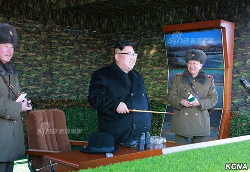 Ông Kim Jong-un trực tiếp chỉ đạo xe tăng vượt sông tập trận - Ảnh 3.