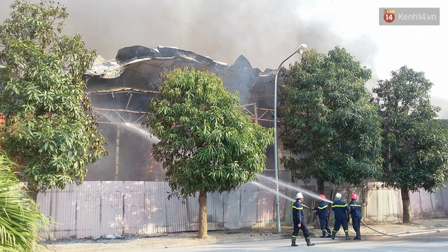 Hà Nội: Cháy dữ dội tại khu đất 1.000 m2 gần đường Võ Chí Công, khói đen bốc cao hàng chục mét - Ảnh 4.
