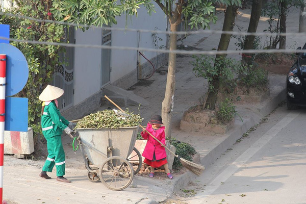 Bức ảnh con trai cặm cụi viết bài bên hàng trái cây mưu sinh của mẹ khiến chúng ta nhận ra hạnh phúc là gì - Ảnh 4.