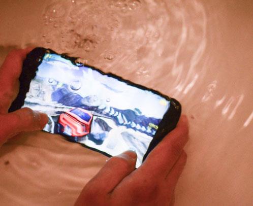 Xem cảnh mở hộp điện thoại tốt nhất trong tầm giá của Samsung, nhưng là trong bồn tắm - Ảnh 4.