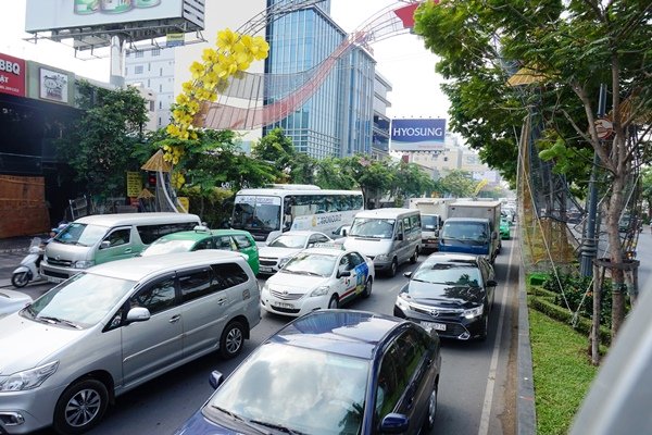 Giao thông cửa ngõ Tân Sơn Nhất hỗn loạn trong ngày đầu phân luồng - Ảnh 3.