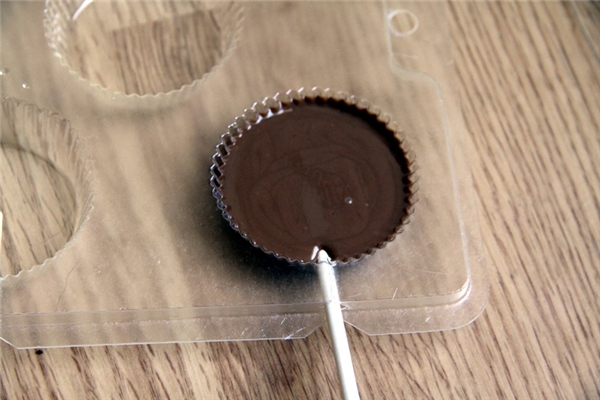 Ăn kẹo mút suốt ngày nhưng bạn có biết chiếc lỗ nhỏ trên que kẹo dùng để làm gì không? - Ảnh 2.