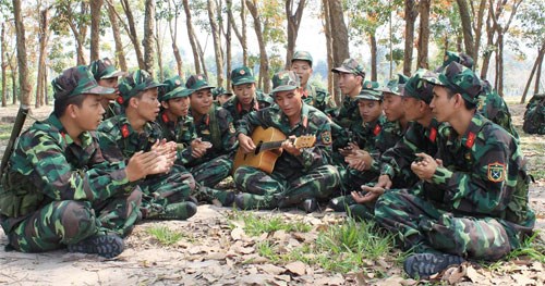 Trên thao trường huấn luyện chiến sĩ mới ở Trung đoàn Gia Định - Ảnh 4.