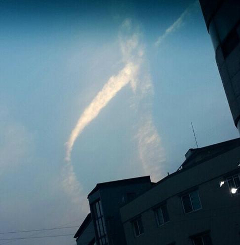 Ngay trong quá trình trục vớt phà Sewol, điều kỳ diệu đã xuất hiện trên bầu trời Hàn Quốc - Ảnh 4.