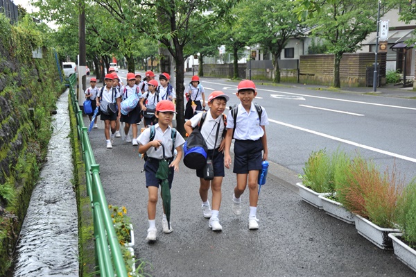 Mẹ Việt ở Nhật: Tôi sẽ vẫn để con đi bộ đi học - Ảnh 3.
