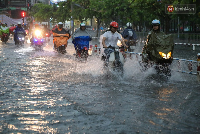 Chùm ảnh: Chiều tối ngày cá tháng Tư, nhiều tuyến đường ở Sài Gòn vẫn còn chìm trong biển nước! - Ảnh 4.