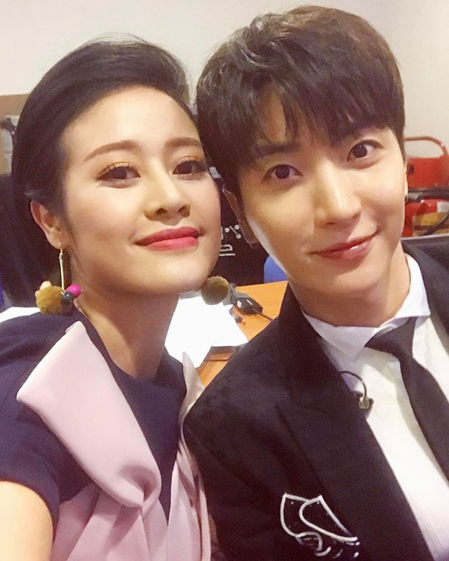 MC Phí Linh khiến fan Kpop ghen tị vì tặng quà cho Leeteuk, chụp ảnh cùng SNSD - Ảnh 4.