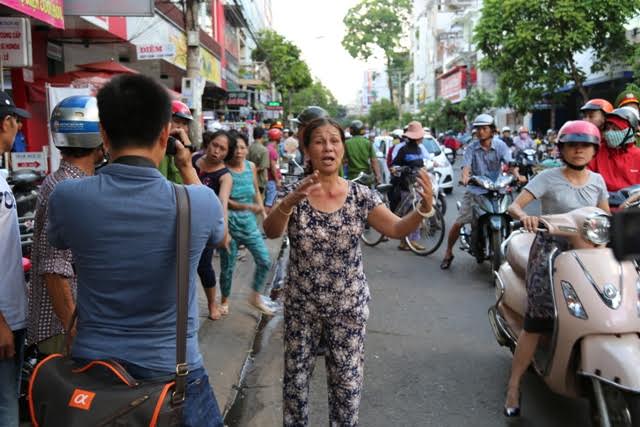 Dẹp chợ đêm, tiểu thương ôm chân Phó chủ tịch TP lạy như tế sao - Ảnh 3.