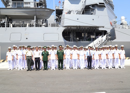  Tàu Hải quân Nhật Bản thăm cảng quốc tế Cam Ranh - Ảnh 3.