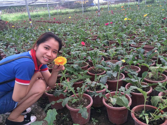 Bị u xương khổng lồ, cuộc sống thu bé lại chỉ bằng chiếc nạng gỗ, cô gái này vẫn chưa một ngày quên cười - Ảnh 4.