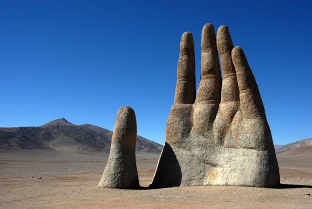 Tại sa mạc khô cằn nhất thế giới ẩn chứa một bàn tay khổng lồ như đang kêu cứu - Ảnh 4.