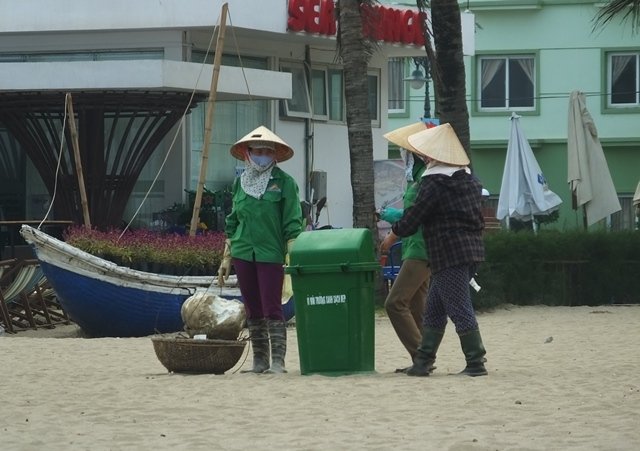 Lãnh đạo Sầm Sơn phân trần vệt nước thải đen xả ra bãi tắm - Ảnh 6.