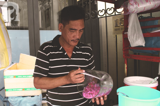  Cuối tuần nắng nóng, ghé ăn chè của ông chú chảnh khỏi cần chửi nổi tiếng Sài Gòn mà thấy mát lịm tim - Ảnh 4.
