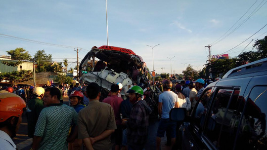 Tai nạn nghiêm trọng ở Gia Lai, ít nhất 10 người chết - Ảnh 4.