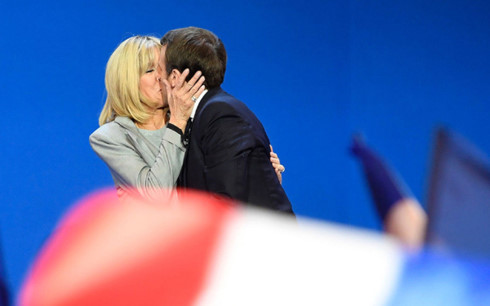 Phu nhân Tổng thống đắc cử Pháp Brigitte Macron - Hơn cả một người vợ - Ảnh 2.