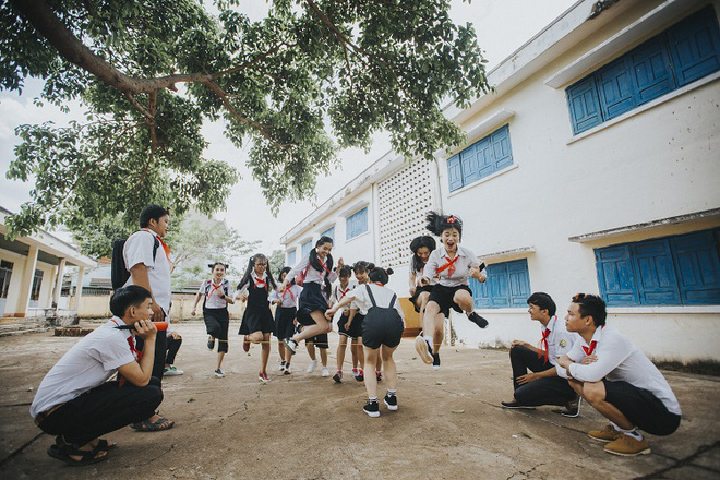 Bộ kỉ yếu xuyên không: Làm bạn khi còn bé xíu, thoắt cái đã cùng nhau già đi - Ảnh 4.