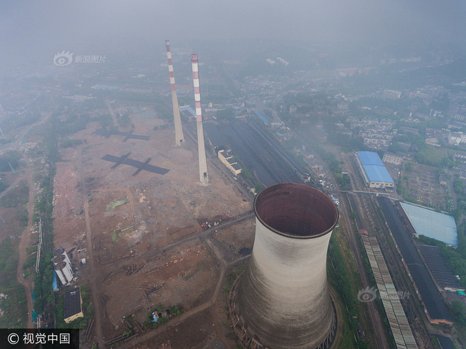 Trung Quốc phá dỡ nhà máy nhiệt điện, cả ngọn tháp cao bằng tòa nhà 60 tầng đổ sập trong vài giây ngắn ngủi - Ảnh 5.