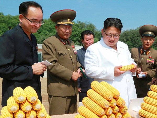 Vì sao ai vây quanh Kim Jong Un cũng cầm sổ tay? - Ảnh 4.