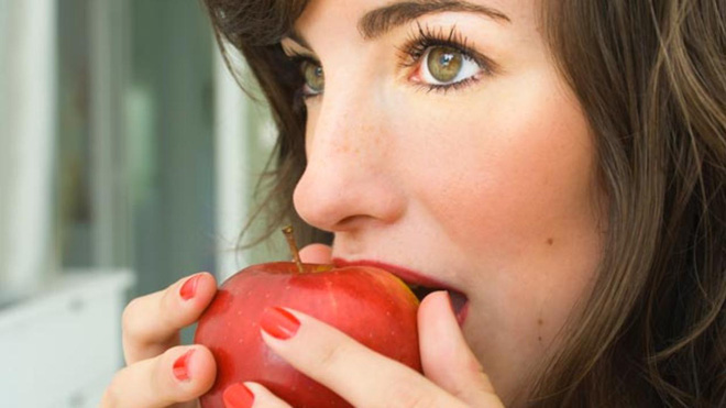  Ăn quả táo cũng bị ngứa miệng, có thể bạn đã mắc hội chứng lạ này - Ảnh 3.