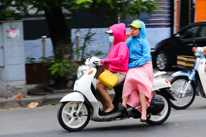  Muôn kiểu trốn nắng của người Hà Nội trong ngày 40 độ - ngày nắng nhất từ đầu hè đến giờ - Ảnh 4.