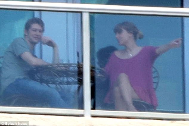 Taylor Swift lộ ảnh cười nói hạnh phúc bên bạn trai mới tại quê nhà - Ảnh 4.