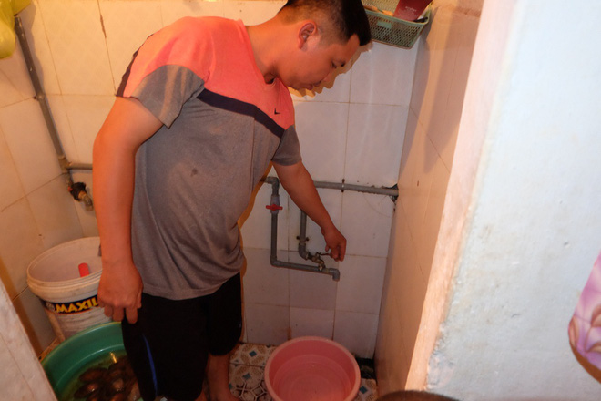 Bi hài cảnh mất nước sạch ngày Hà Nội nóng đỉnh điểm: Cả nhà 4 người chờ đủ 4 lần đi vệ sinh mới dám xả nước - Ảnh 4.