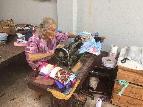 Cụ bà ngoài 90 tuổi vẫn ngồi máy khâu, miệt mài may chăn tặng người nghèo - Ảnh 4.