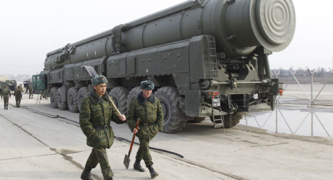 Đe Mỹ - NATO, Nga rầm rộ tập trận 90 tổ hợp tên lửa hạt nhân - Ảnh 3.