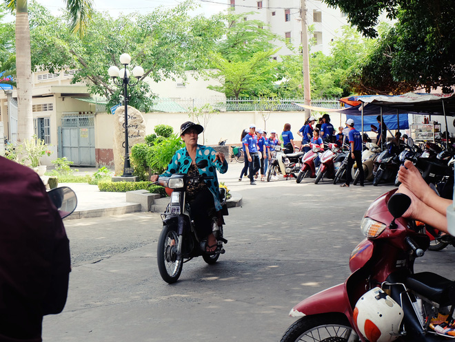 Gặp cô bán xôi ở Sài Gòn vượt hơn 10 cây số đèo nam sinh về lấy giấy tờ để kịp giờ thi THPT quốc gia - Ảnh 5.