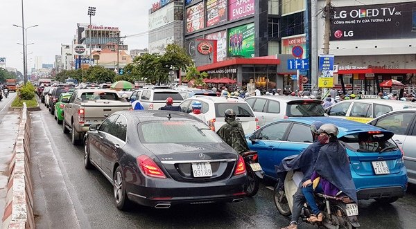 Cây xanh ngã đè ô tô, đường Sài Gòn ùn tắc trong cơn mưa chiều - Ảnh 3.