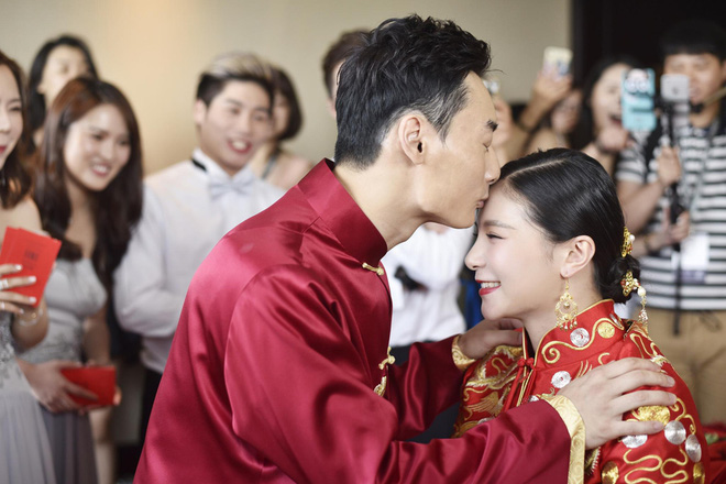 Trong ngày cưới của VĐV nhảy cầu xinh đẹp Trung Quốc, chú rể bị bắt bịt mắt tô son - Ảnh 4.