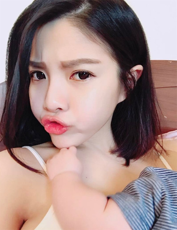  Vừa cho con bú vừa selfie khoe thanh xuân phơi phới, mẹ sữa bất ngờ nổi tiếng thế giới - Ảnh 4.