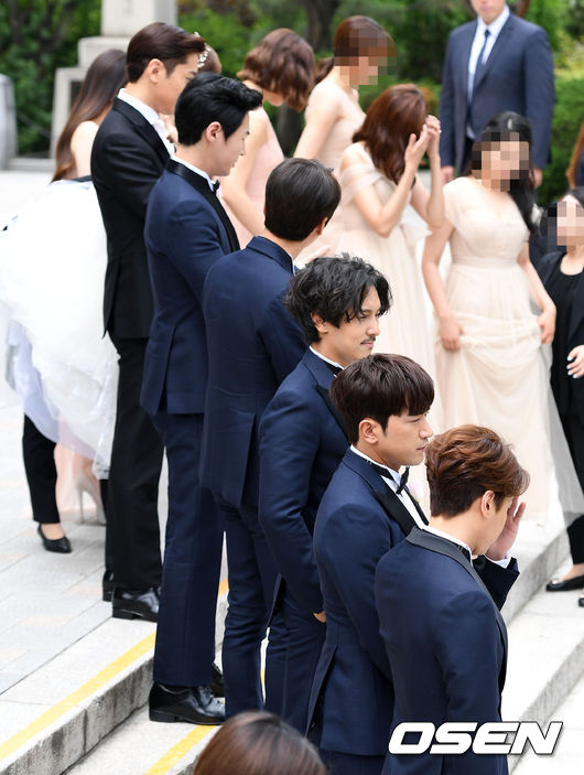Đám cưới Eric Mun và Na Hye Mi trở thành tâm điểm vì đẹp như phim, hội tụ dàn phù rể khủng - Ảnh 4.