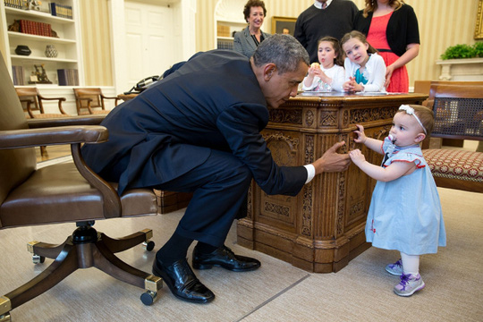 Ông Obama gây sốt với ảnh bế em bé Alaska - Ảnh 3.